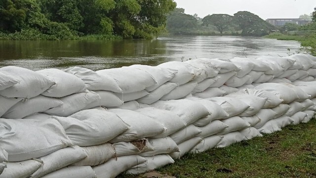 เร่งตั้งกระสอบทรายริมมูล ป้องกันน้ำทะลักท่วมพิพิธภัณฑสถาน