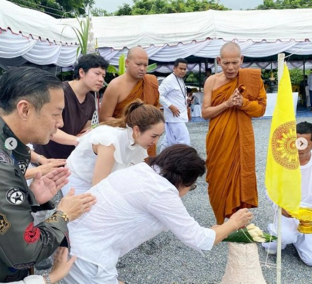 'แต้ว-ครอบครัว'ร่วมบุญใหญ่เททองหล่อพระพุทธรูป