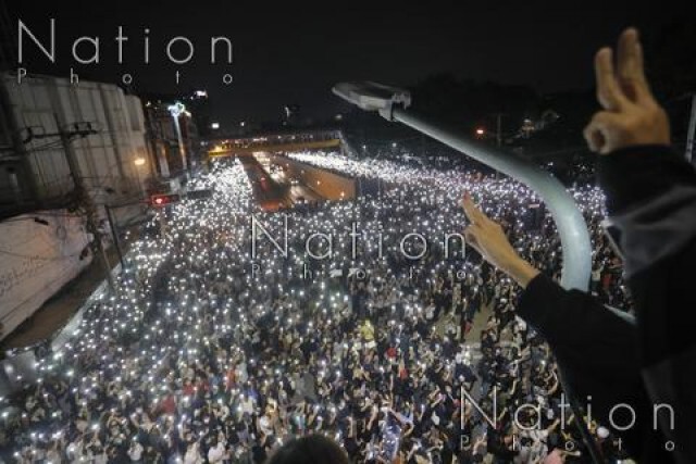 ประมวลภาพบรรยากาศ "ม็อบ 19 ตุลา" แยกเกษตร-เรือนจำพิเศษกรุงเทพ