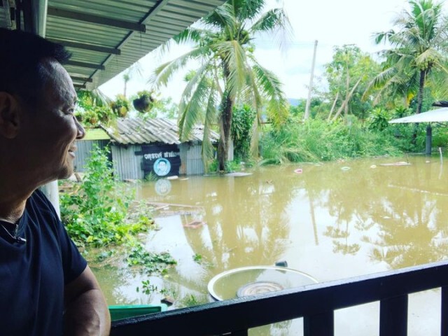 จาตุรงค์ เครียดเจอน้ำท่วมร้านอาหารเสียหาย