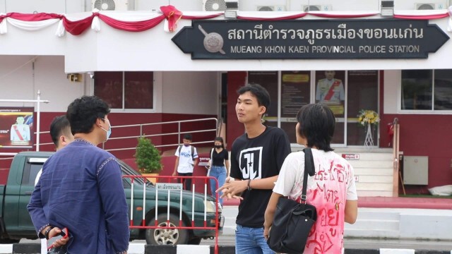 ด่วน ! จับ "หมอลำแบงค์" ฐานปราศรัย ที่ ม.ธรรมศาสตร์