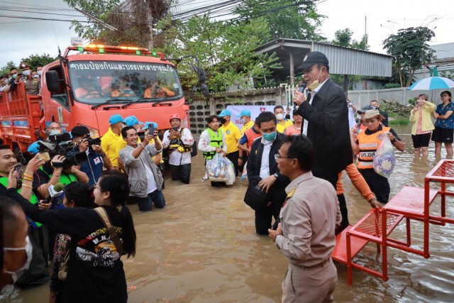 นายกฯลงพื้นที่ดูปัญหาน้ำท่วมปักธงชัย