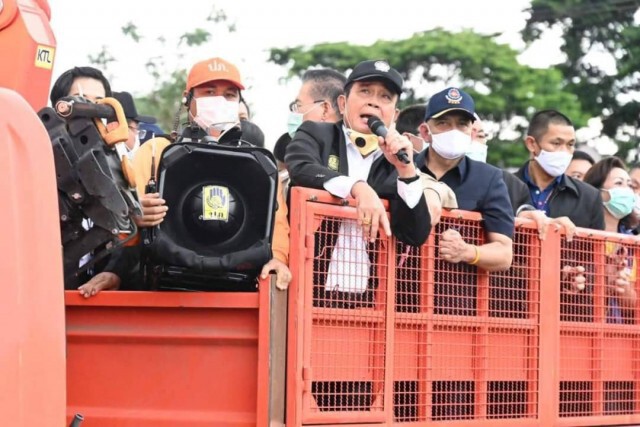 นายกฯ ชื่นใจ ชาวปักธงชัย ตะโกนให้ "ลุงตู่สู้ๆ"