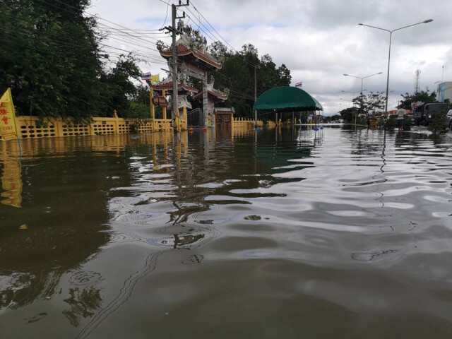 ด่วน.! "ปักธงชัย" น้ำทะลักท่วมย่านเศรษฐกิจ