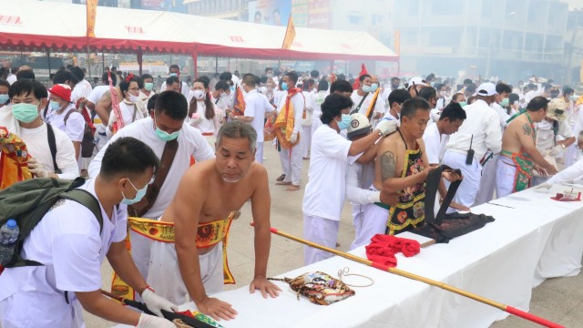 ลั่นกลองพิธี ‘อิ้วเก้ง’ แห่พระรอบเมืองเทศกาลกินเจโคราช