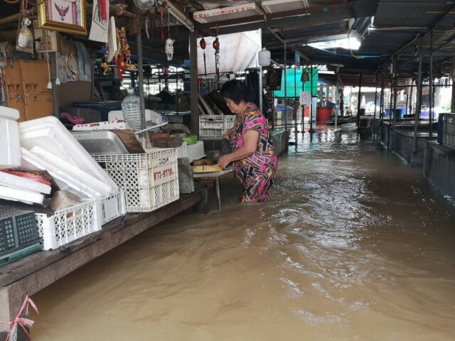 ตลาดเก่าเมืองปักธงชัยอ่วมจมน้ำ​ ท่วมสูง50เซนติเมตร​ พ่อค้าแม่ค้าขนของขายบนถนน