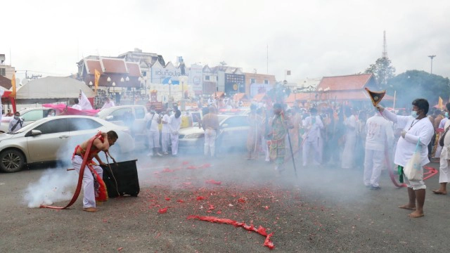 ลั่นกลองพิธี ‘อิ้วเก้ง’ แห่พระรอบเมืองเทศกาลกินเจโคราช
