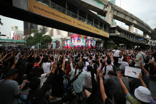 ประชุมครม.หารือเปิดสภาผ่าทางตันวิกฤตประเทศ