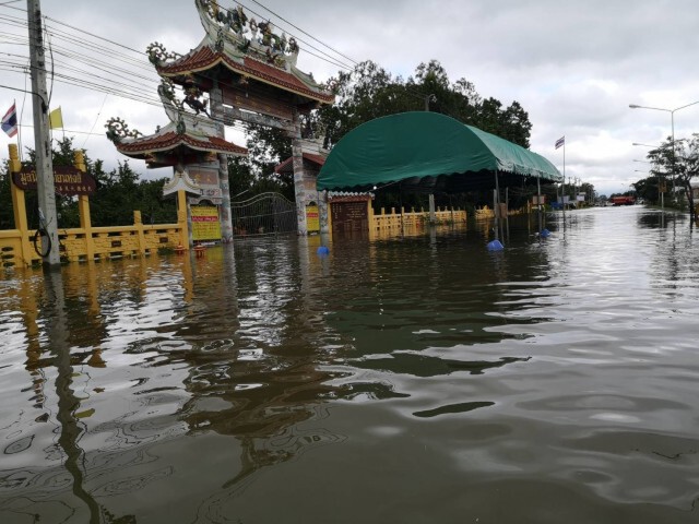 ด่วน.! "ปักธงชัย" น้ำทะลักท่วมย่านเศรษฐกิจ