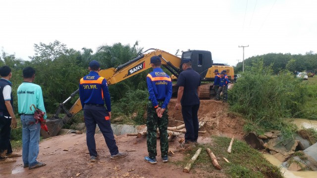 เร่งซ่อมถนนถูกกระแสน้ำเซาะขาด