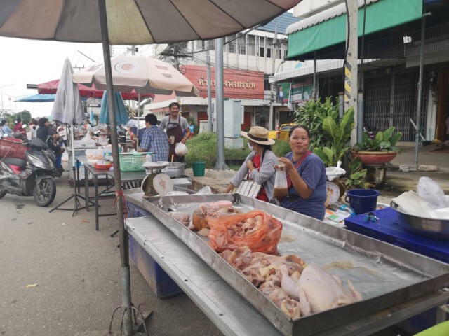 ตลาดเก่าเมืองปักธงชัยอ่วมจมน้ำ​ ท่วมสูง50เซนติเมตร​ พ่อค้าแม่ค้าขนของขายบนถนน