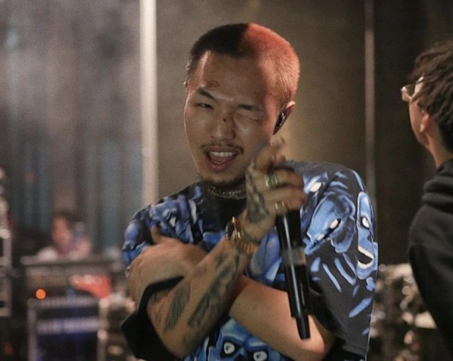 "ยังโอม" แจงปมฉาว เซ็นชื่อบนอกสาว 15 ยันคอมเมนต์ "ลงแขก" แค่เฟคนิวส์