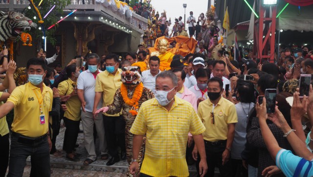 ชาวคลองด่านร่วมประเพณีแห่หลวงพ่อปานลงทะเลคึกคัก
