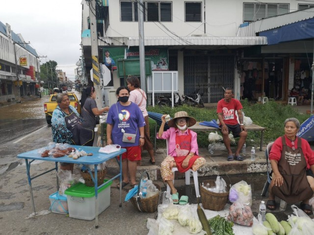 ตลาดเก่าเมืองปักธงชัยอ่วมจมน้ำ​ ท่วมสูง50เซนติเมตร​ พ่อค้าแม่ค้าขนของขายบนถนน
