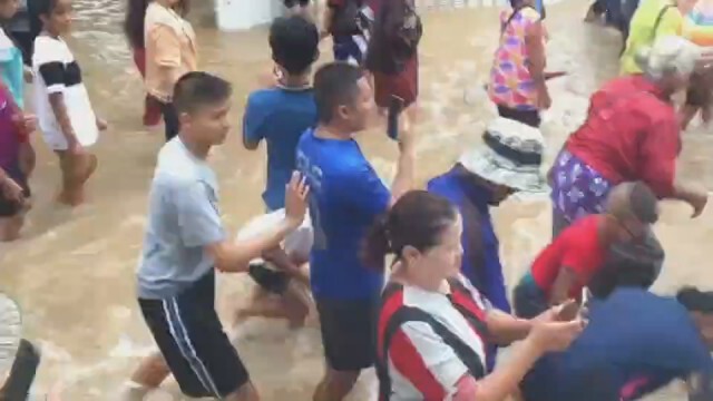ไม่เป็นอุปสรรคงานบวช ชาวบ้านลุยน้ำแห่นาค