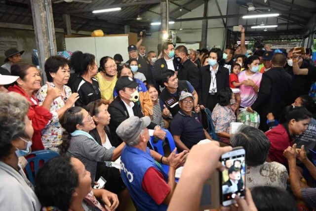 นายกฯ ชื่นใจ ชาวปักธงชัย ตะโกนให้ "ลุงตู่สู้ๆ"
