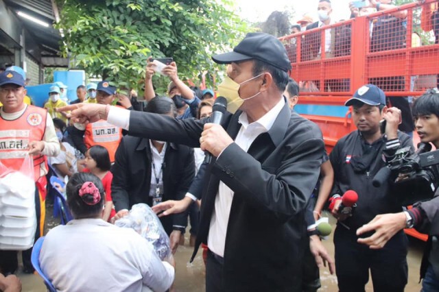 นายกฯ ชื่นใจ ชาวปักธงชัย ตะโกนให้ "ลุงตู่สู้ๆ"