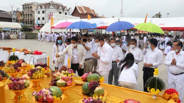 ลั่นกลองพิธี ‘อิ้วเก้ง’ แห่พระรอบเมืองเทศกาลกินเจโคราช