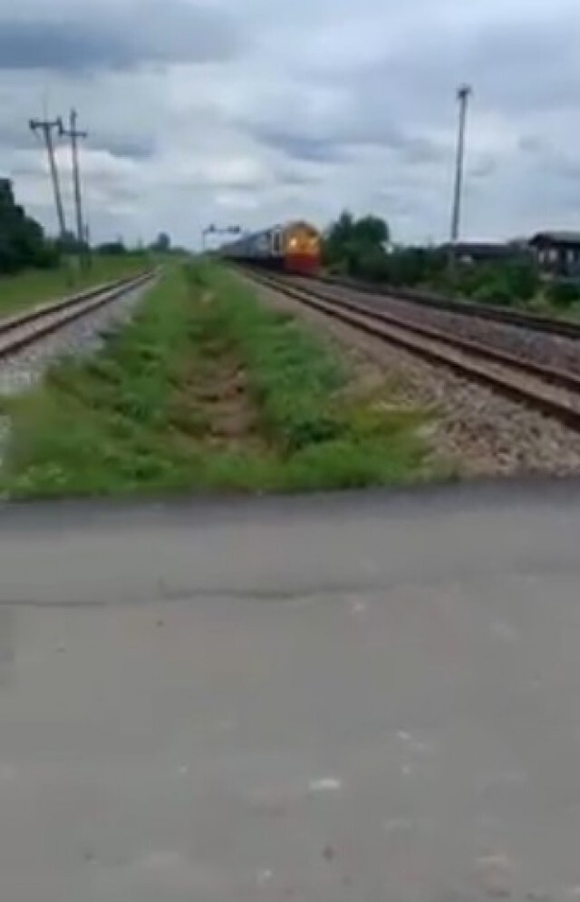 กระบะหวิดดับ !! ห้าวข้ามจุดตัดทางรถไฟกระชั้นชิดจุดเดียวกับโศกนาฏกรรม