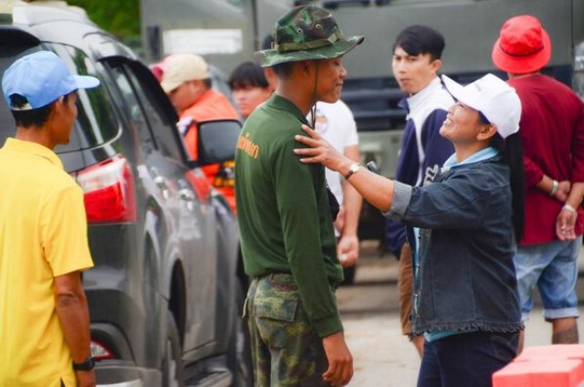ทหารหนุ่ม ปฏิบัติหน้าที่ช่วยน้ำท่วม เจอเหตุไม่คาดฝันสุดประทับใจ