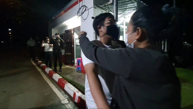 ปล่อยแล้วแกนนำคณะราษฎร ถึงกับโผเข้ากอด