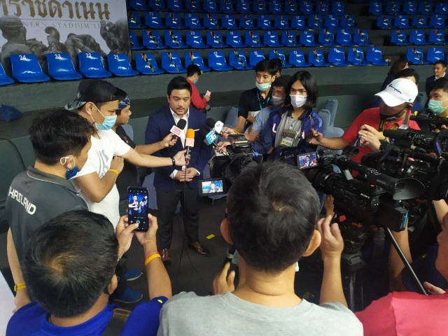 เวทีราชดำเนินเข็นถ่ายสดแบบมีค่าชม กู้วิกฤตคนดูในสนามซบเซา