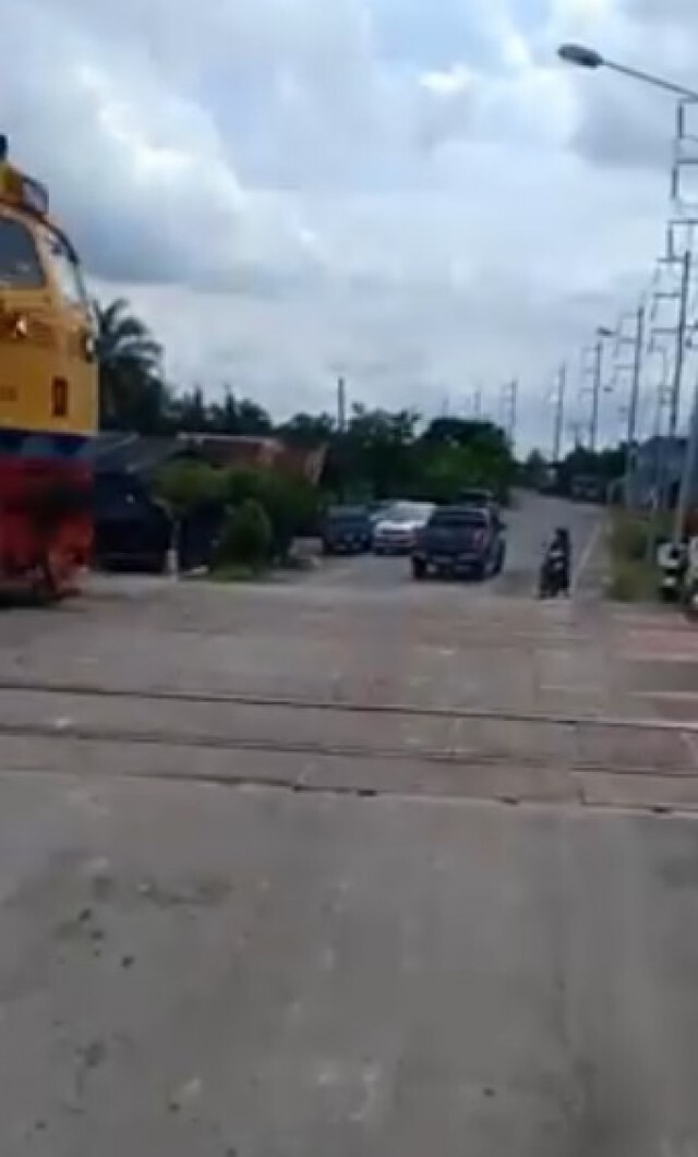 กระบะหวิดดับ !! ห้าวข้ามจุดตัดทางรถไฟกระชั้นชิดจุดเดียวกับโศกนาฏกรรม