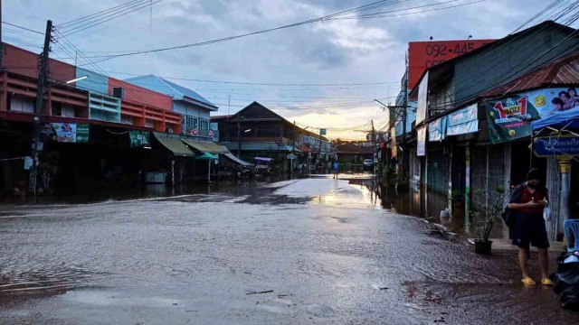 อ่างเก็บน้ำฝั่งเขมรแตก ทำให้น้ำท่วมพื้นที่อรัญประเทศลดลงต่อเนื่อง