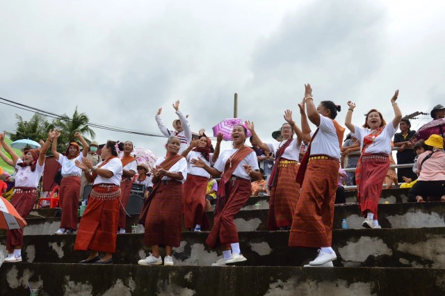 แข่งเรือยาวสนุกสนานกับ ลีลาสุดพลิ้วของนักพากย์รุ่นจิ๋ว