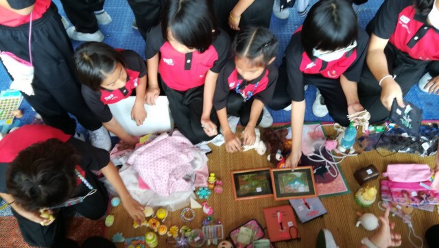 คึกคักแย่งกันซื้อ-ตลาดนัดมือสองนักเรียน ร.ร.จ่าการบุญ