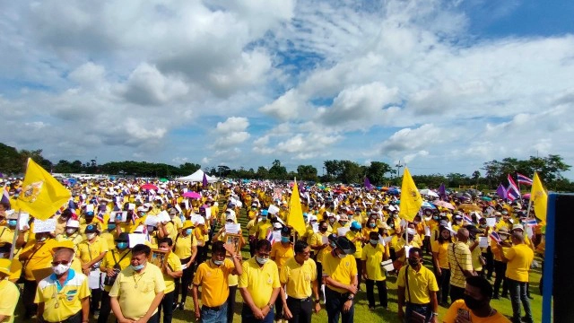 เสื้อเหลืองทั้งอำเภอระโนดแสดงพลัง"เรารักในหลวง"
