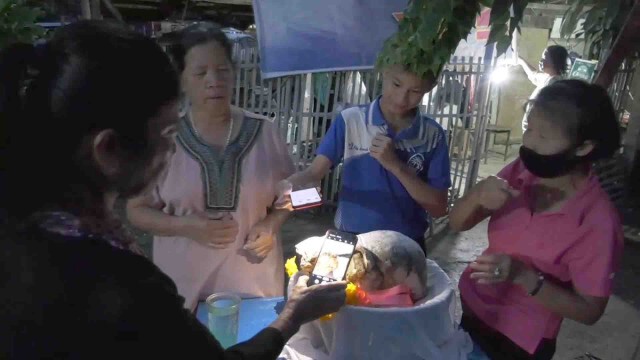 ชาวลำพูนตื่นรูปปั้นช้าง-แห่ขอเลขเด็ด