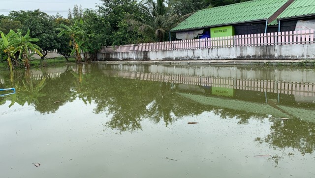 ชาวบ้านหมู่บ้านเพียงพอกว่า 50 หลังคาเรือน เดือดร้อนน้ำฝนเอ่อท่วมบ้าน