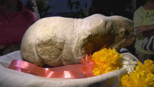 ชาวลำพูนตื่นรูปปั้นช้าง-แห่ขอเลขเด็ด
