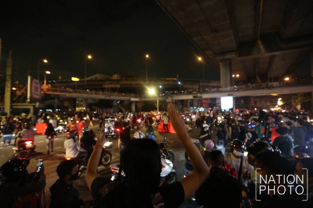 ผู้ชุมนุมเผชิญหน้าตำรวจที่แยกอุรุพงษ์ ยันพื้นที่ไม่ให้ผู้ชุมนุมผ่านไปยังทำเนียบรัฐบาล