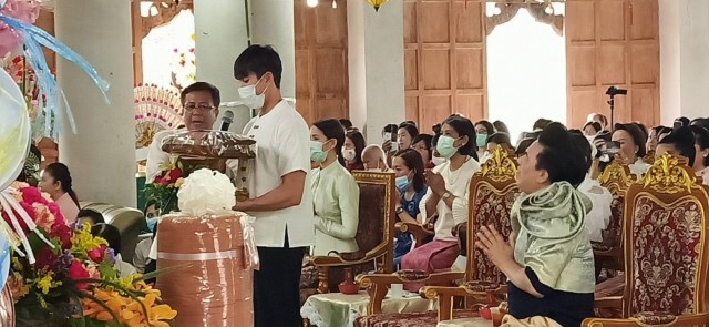 "ณเดชน์-ญาญ่า"ทอดกฐินวัดซูตองเป้
