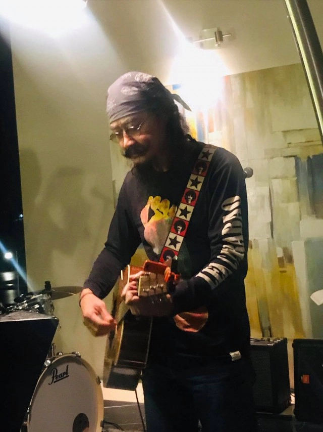 "เล็ก คาราบาว" แต่งเพลง "ลูกหลาน" ให้กำลังใจเยาวชน ออกมาตามหาฝันของเจ้า!