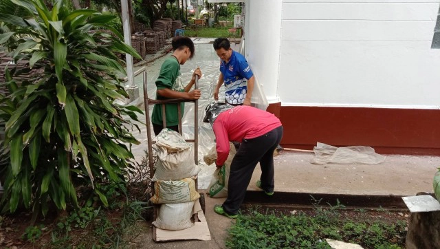 เร่งกรอกกระสอบทราย ป้องกันน้ำท่วมห้องสมุดเฉลิมราชกุมารี