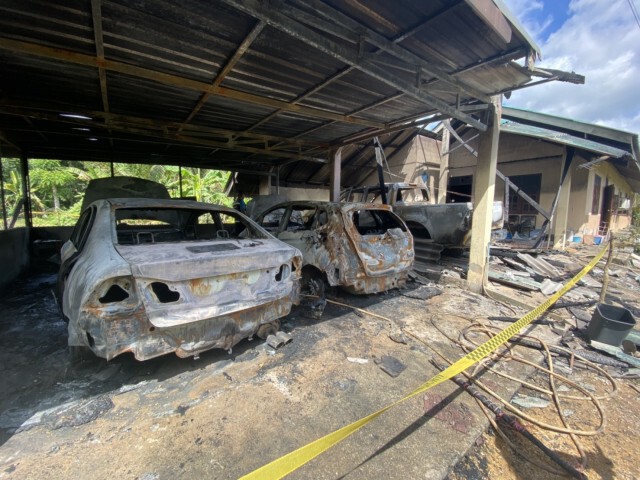 เก็บหลักฐานไฟไหม้รถนายกอบต.แป-ระเสียหาย3คันรวด