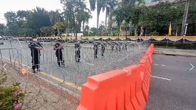 ตร.ปิดถนนก่อนเข้าอนุสาวรีย์ชัยสมรภูมิ 4 เส้นทาง