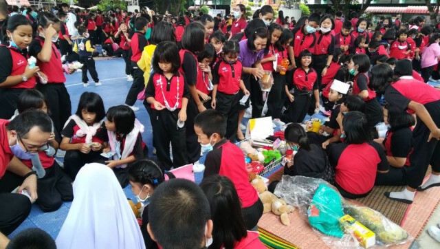 คึกคักแย่งกันซื้อ-ตลาดนัดมือสองนักเรียน ร.ร.จ่าการบุญ