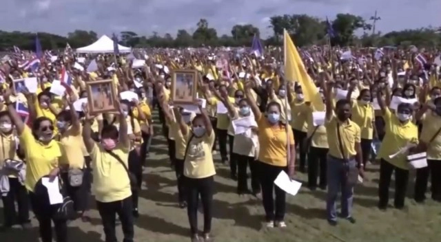 เสื้อเหลืองทั้งอำเภอระโนดแสดงพลัง"เรารักในหลวง"