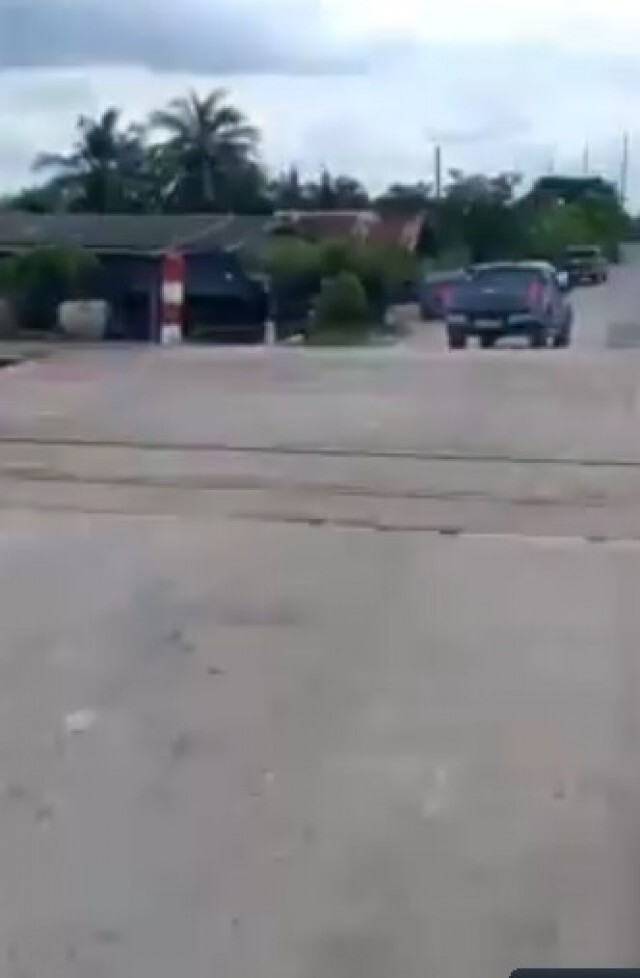 กระบะหวิดดับ !! ห้าวข้ามจุดตัดทางรถไฟกระชั้นชิดจุดเดียวกับโศกนาฏกรรม