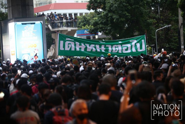 ผู้ชุมนุมเผชิญหน้าตำรวจที่แยกอุรุพงษ์ ยันพื้นที่ไม่ให้ผู้ชุมนุมผ่านไปยังทำเนียบรัฐบาล