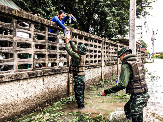 ทหารหนุ่ม ปฏิบัติหน้าที่ช่วยน้ำท่วม เจอเหตุไม่คาดฝันสุดประทับใจ