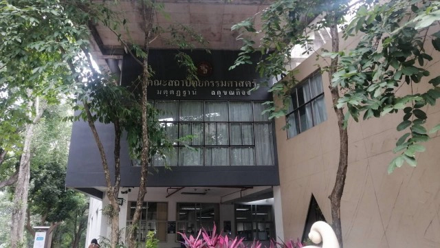 ไร้โต๊ะลงชื่อถอดประติมากรรมในหลวงร.9