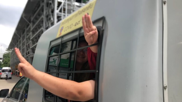 ตำรวจหิ้ว "รุ้ง-เพนกวิ้น" ฝากขังศาลอาญารัชดาแล้ว