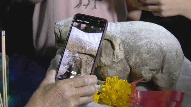ชาวลำพูนตื่นรูปปั้นช้าง-แห่ขอเลขเด็ด