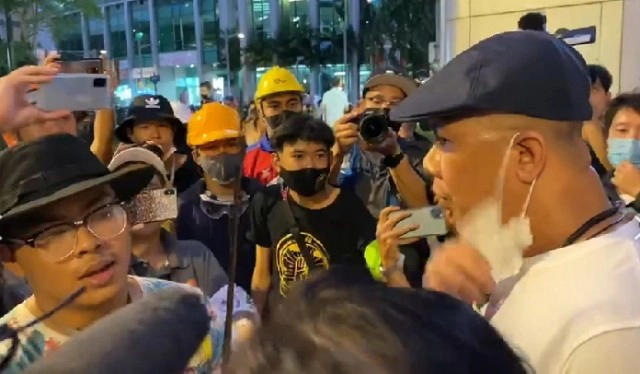 เปิดภาพ "นิติธร ล้ำเหลือ" ขวางขบวนผู้ชุมนุมไล่นายกฯ ขณะเคลื่อนขบวนไปทำเนียบ