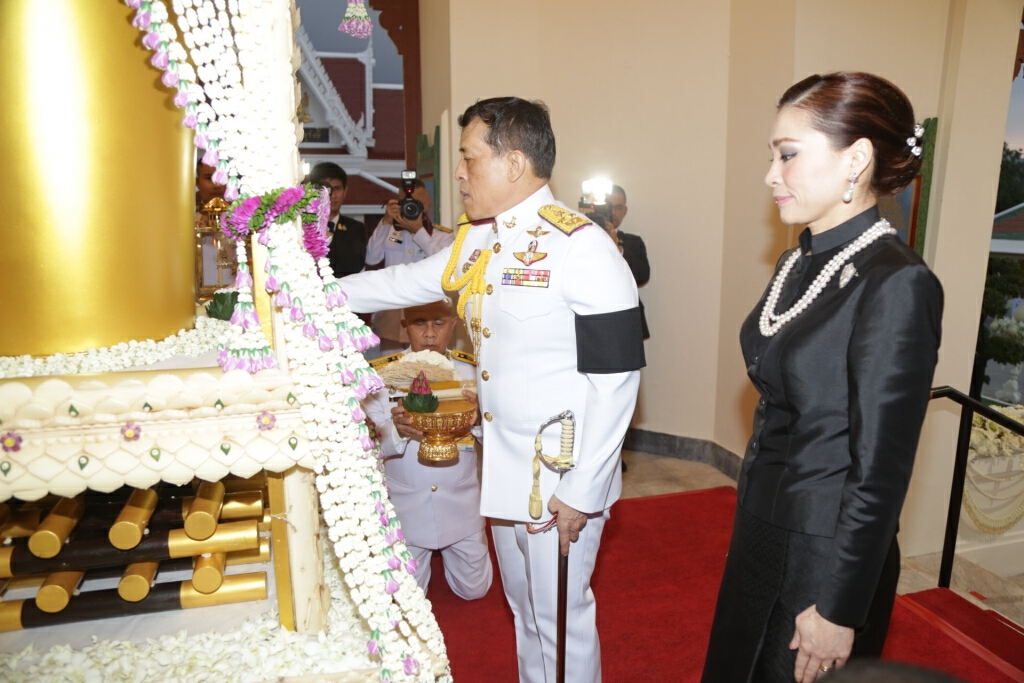 ในหลวง-พระราชินี พระราชทานเพลิงศพ พ.อ.ประพัฒน์ จันทร์โอชา ในหลวง-พระราชินี พระราชทานเพลิงศพ พ.อ.ประพัฒน์ จันทร์โอชา